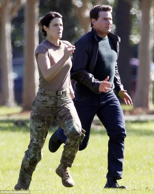 2E9D374100000578-3326165-On_the_run_Tom_Cruise_and_Cobie_Smulders_sprinted_side_by_side_t-m-121_1447970913250.jpg
