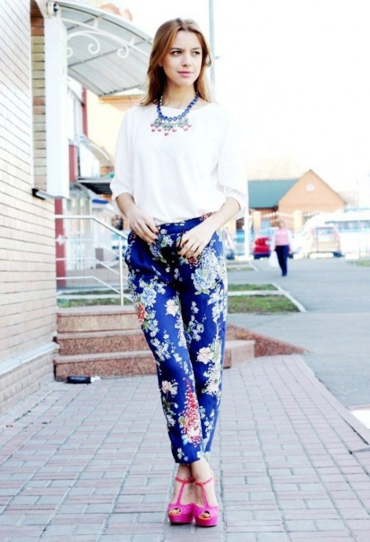 floral-printed-pants-outfit-idea