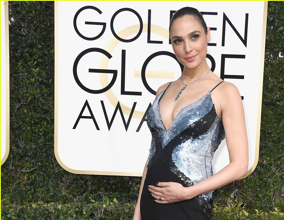 pregnant-gal-gadot-golden-globes-2017-red-carpet-01