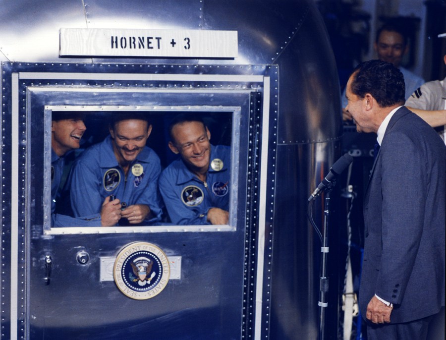 NIXON CON LOS PILOTOS APOLLO 11